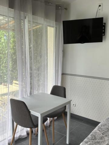 Chez Frederique Et Jean-Claude Hotel Les Taillades Buitenkant foto